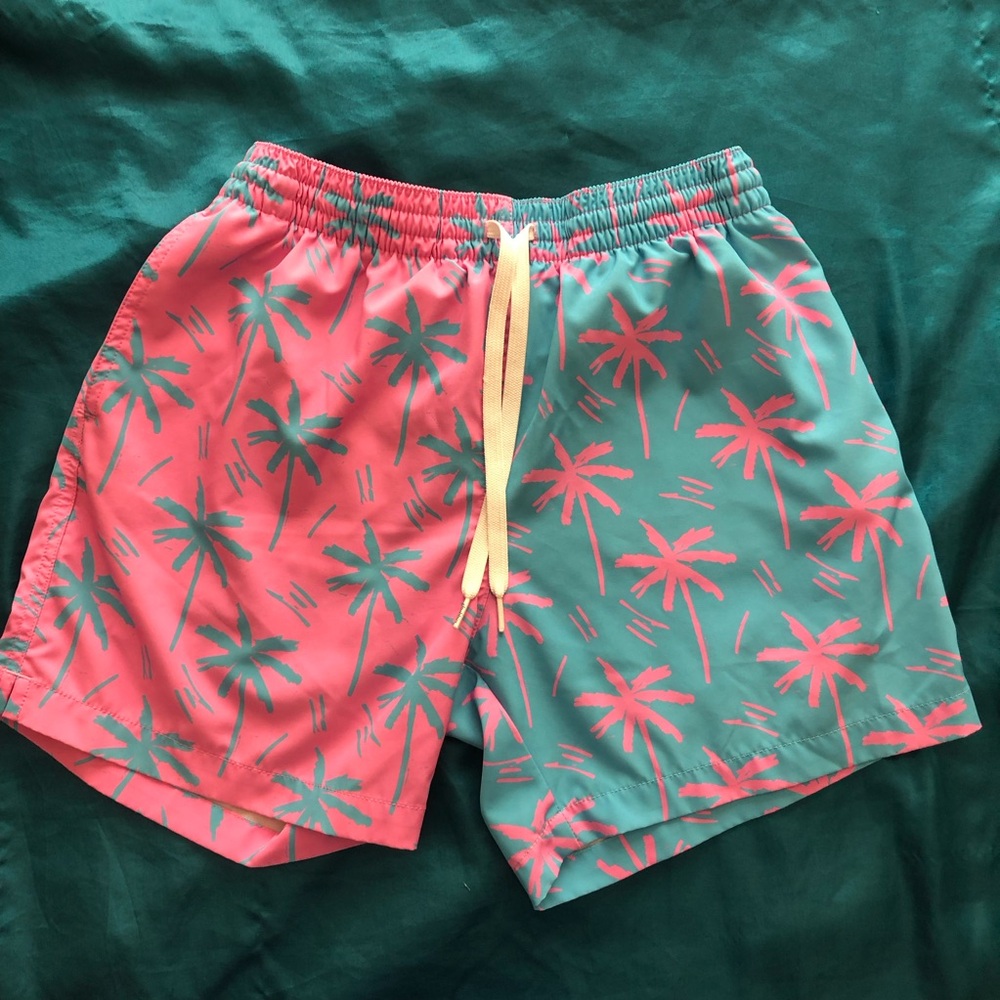 Men’s Chubbies Palm Tree Swim Trunks  Turquoise Pink Size Medium 5.5” Mesh Liner